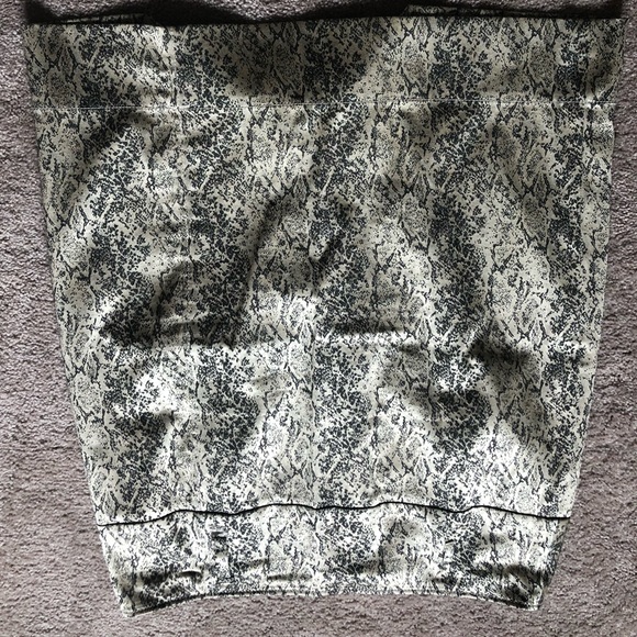 Dresses & Skirts - 🔑💎🔑3 for$25 Think Tank snakeskin skirt